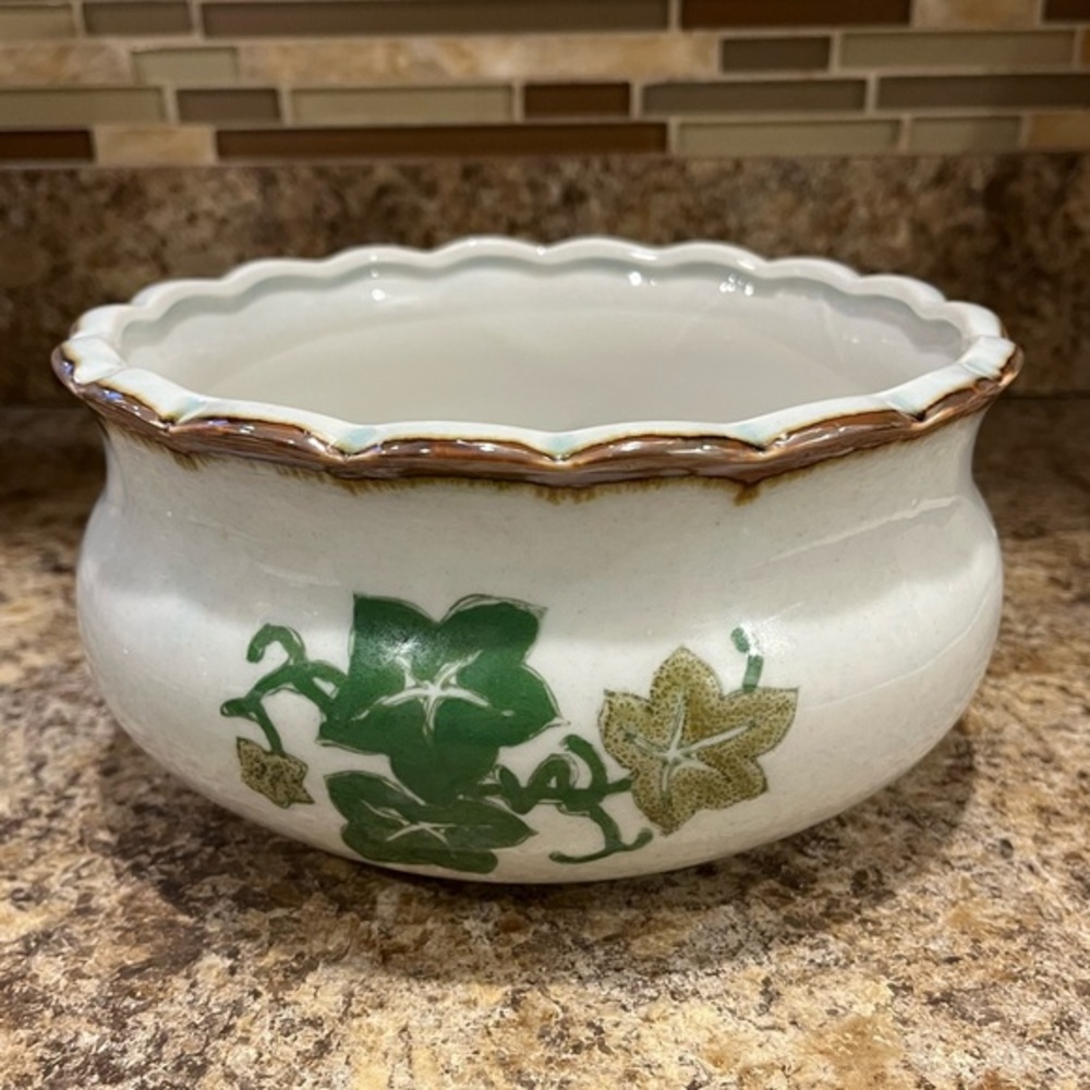 Vintage AAA Imports Planter with Ivy Design approx 7.5” wide 4” height